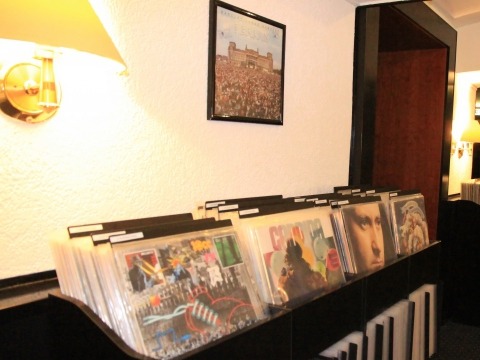 Schallplatten im Restaurant Unter Deck im relexa hotel Bellevue in Hamburg Schallplattensammlung im Restaurant Unter Deck in Hamburg